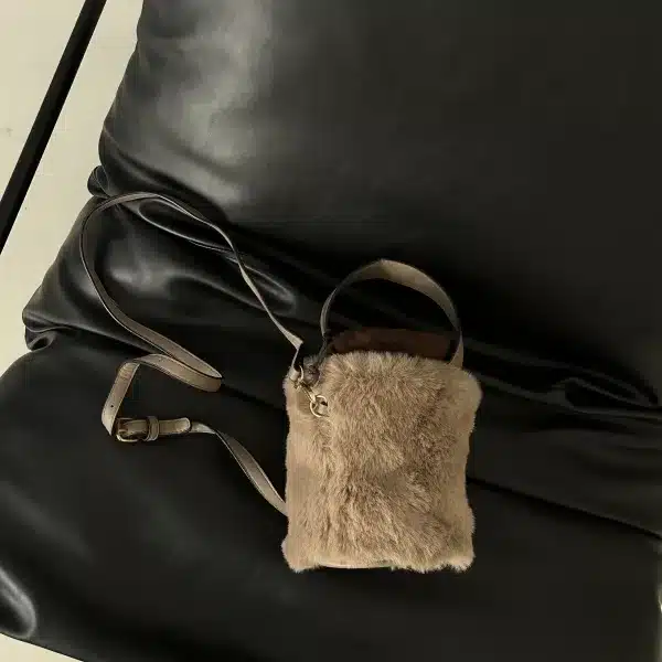 kahverengi tüKahverengi Kutu Kürk Çantaylüçanta